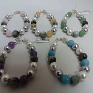 Pulsera combinada perlas de nácar con piedras naturales, bola 10 mm. Cierre plata de ley.
